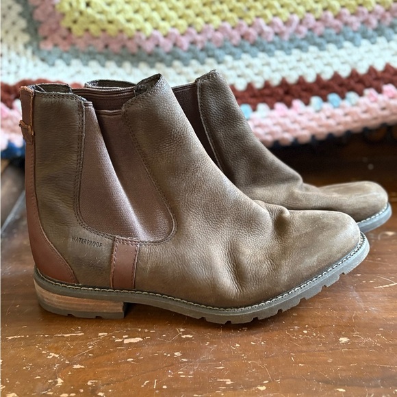 Ariat Brown Ankle Booties with Sturdy Sole - Picture 2 of 8
